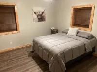 Brand new cabin in the woods with hot tub  1/2 mile from Starview Winery - Alppimaja