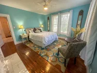 Villa Soaking Tub Private Backyard Downtown - 4-Star