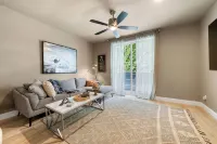 Welcome to the Capital! 2 Bed 2 Bathroom, Loft-style townhome in West Sacramento - de charme