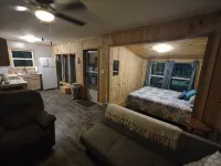 Caddo River Shack - 2 secluded acres with Kayaks and outdoor tub - Pet Friendly Hotels in Pike County