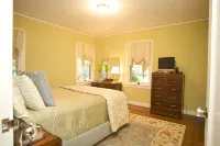 F.J. Massa House ~ Walk to Downtown Napa ~ Bocce Court - キッチン