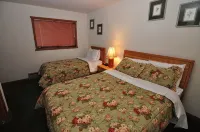 Ski-in ski-out 3 Bdrm Chalet w sauna on slopes & lake - Sleeps 8 - balcony