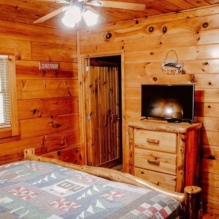 "Sweet Life" Log Cabin Creekside, Trout Fishing, Foosball, Hot Tub and Firepit