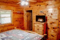 "Sweet Life" Log Cabin Creekside, Trout Fishing, Foosball, Hot Tub and Firepit - Boutique