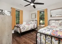 LUXURY FARMHOUSE, 2 Living spaces, Sleeps 12, PRIVATE in the mtns, 10min to town - Homestays