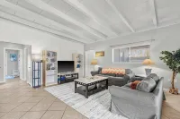 Lobster Louie's Inn - Cozy 2/1 Mins from Beaches. Fenced yard. Pet Friendly. - Wifi