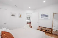 Hillside House with Dtla Views + Jacuzzi - Bungalows