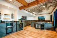 XL Modern Mtn Retreat! Mtn Views GameRm, 6 Rooms, Firepit, Close to Dwtn Hot Tub - Gym