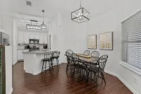 Round Rock Retreat: Downtown Kalahari RR Sports Complex Hot Tub Game Room - บังกะโล