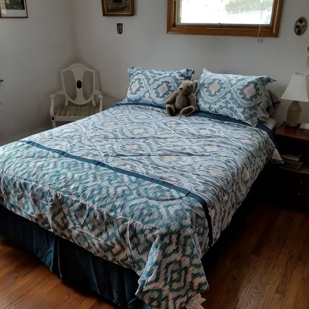 Cape Cod home in great location! Walk to downtown