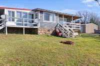 Cozy cabin overlooking Wister Lake - Alppimaja