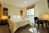 Relax by Rainier: Cozy Luxe King, Full Kitchen, Covered Fire Pit, 5 mi to Park - 4-Star