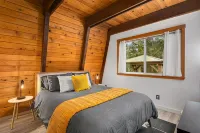 Wild Dog Cabin located on Highway 2 - Only 25 min to Steven's Pass! - シャレー