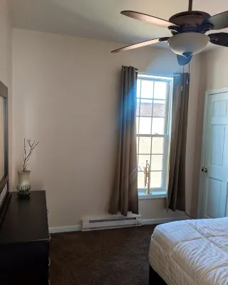 Historic Main Street private 2 bedroom apartment with views and all amenities. - 2 étoiles