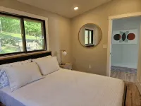 New! Modern!  Fire Pit!  Paddle Boards! 5 Bedrooms! On the water! Boat Dock! - Homestays