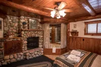 Rustic and Charming one Bedroom cabin. Upgraded pontoon! - Feriehus