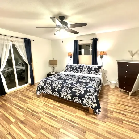 Secluded Serenity Lg 4beds, 2.5 bath near Downtown