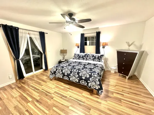 Secluded Serenity Lg 4beds, 2.5 bath near Downtown - 3-Star