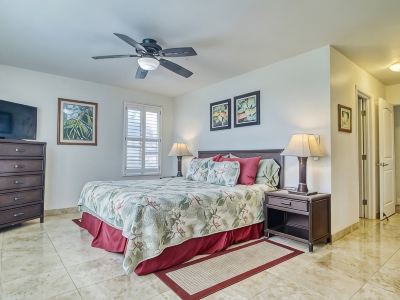 A Welcoming Beachfront 2BR/2BA, Vacation Home, W/D, AC, STEPS TO BEACH!