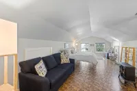 Perfect location! Cabin w/ hot tub- walk to beach, golf & trails - Chalets