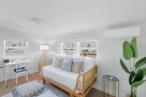 Sunshine Daydream Beach Bungalow. Walk to Beach! Great for Families! Firepit! - 2-Star