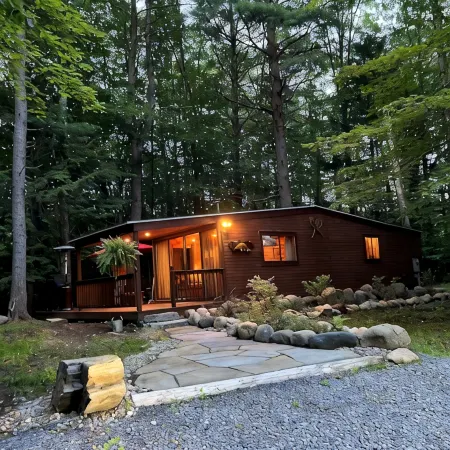 🐎Saratoga Track & Streamside Retreat 🌲 - Relax, Hike, Shop & Dine!