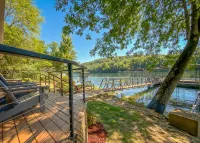 As close to the water as you can get! Updated and relaxing! - 4-stjärniga