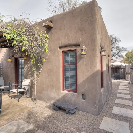 So Close! Perfect Southwest Casita 3 Blocks Plaza, 2 to O'Keeffe - Casita Ristra