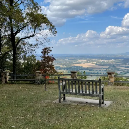 Secluded 2 Bedroom Retreat w/great family room on Sewanee Campus