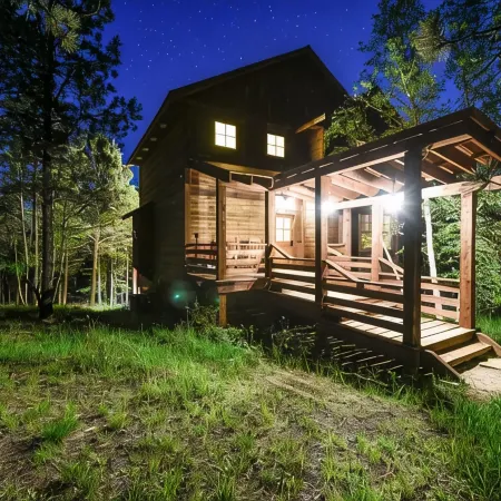 Rustic 4 bedroom cabin at Gilded Mountain, wifi, pool access, paved roads