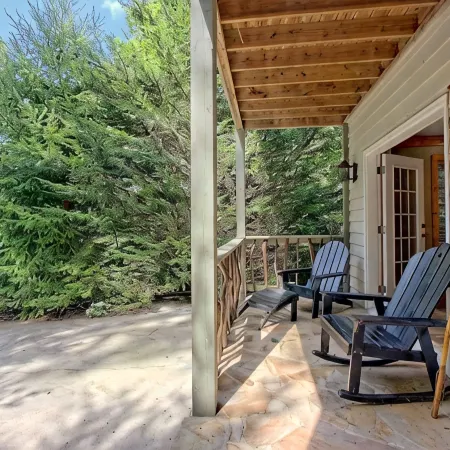 Beautiful lodge, 4 king bedrooms, all with private baths! 5 decks to enjoy.