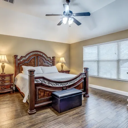 Fabulous 5 Bedroom/4 bath Home 4K TV's Fireplace Foosball!