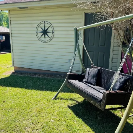 Cozy, comfortable Lakehouse getaway - Sleeps 10! WiFi, Private Dock