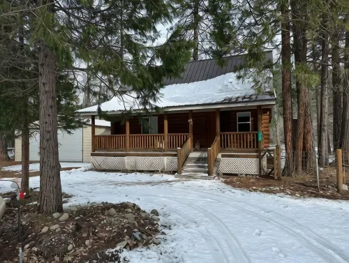 Cozy Log Cabin with private access to the Trinity River! - 3-Star