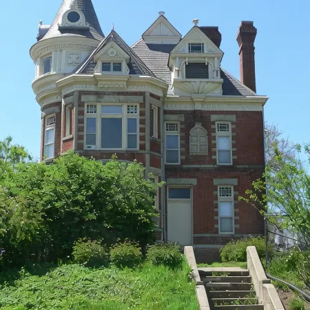 Fully Renovated Historic Home with bluff views of Missouri River & Valley