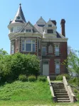 Fully Renovated Historic Home with bluff views of Missouri River & Valley - Wi-Fi