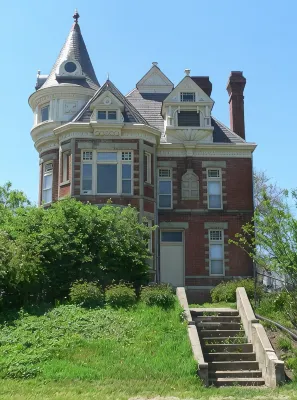 Fully Renovated Historic Home with bluff views of Missouri River & Valley - Homestays