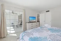 Palm Bay Club on Siesta Key  see our new bathrooms. - نادي رياضي