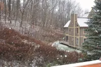 Peek' n Peak, Camelot  Loft Condo,  Clymer, NY, 250 Yards to Chair 8, Sleeps 14 - Wi-Fi