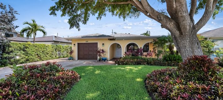 Walk to the beach, restaurants, grocery and more! Enjoy all Naples has to offer Hotels in Naples Park