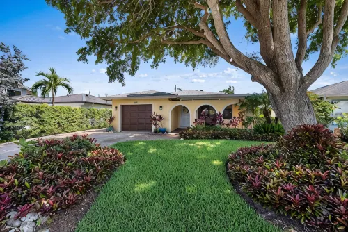 Walk to the beach, restaurants, grocery and more! Enjoy all Naples has to offer - 4-Star