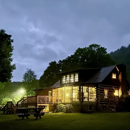 Historic Cabin-Close to I-77, Antiques/Wi fi, Great Bath, a Visit 'Back in Time'