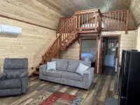 Tan cabin close to University of Central Missouri and Whiteman AF Base - Chalets