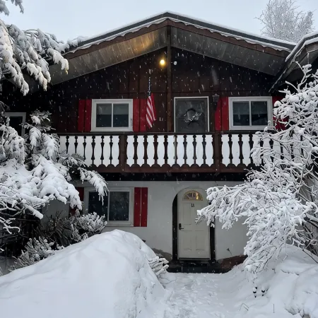 Mountain Chalet -Storyland & Outdoor Fun Awaits! Hiking, Golf, Shopping, Dining!