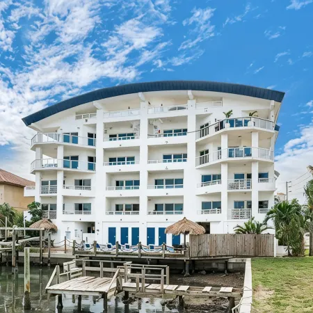 BEAUTIFUL WATERFRONT 3BD/3BA CONDO IN THE HEART OF CLEARWATER BEACH