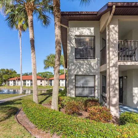 Peaceful Lakeview Condo • 2 Pools • Minutes to Img & Beaches