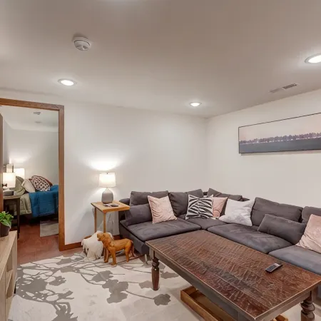 Paoli Den - Renovated Flat!