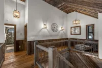 River bank lodge just minutes to Lake George with heated salt water pool - Wifi