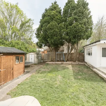 Spacious 3BR Home Playroom & Free Parking