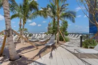 Stylish Apartments with Partial Ocean Views in Downtown - Homestays